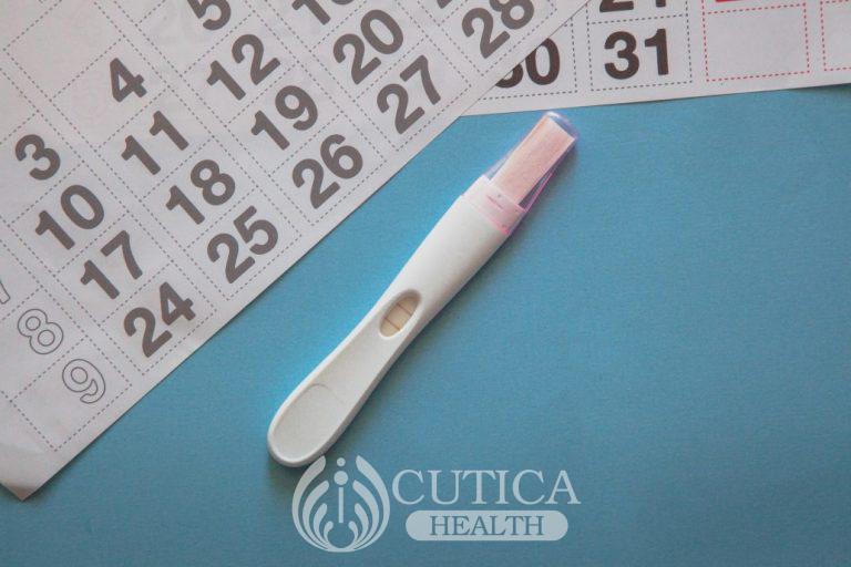 positive-pregnancy-test-and-a-calendar-on-the-blue-background-pregnancy-concept_t20_gLNnax-768x512